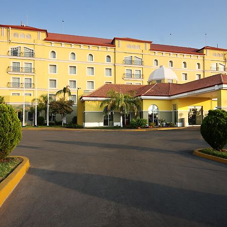 Fiesta Inn Express Нуэво-Ларедо Экстерьер фото